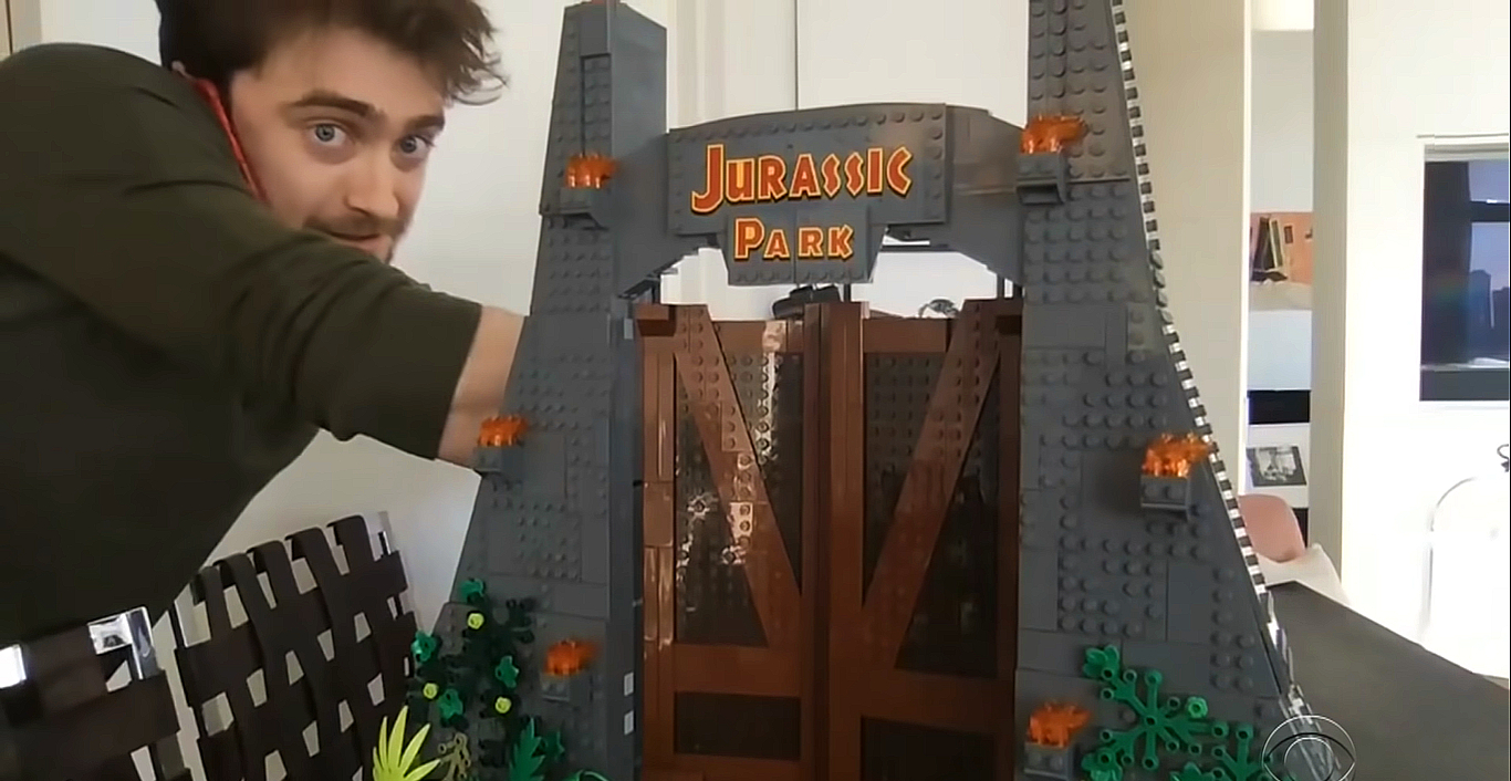 Daniel Radcliffe mostra LEGO de Jurassic Park